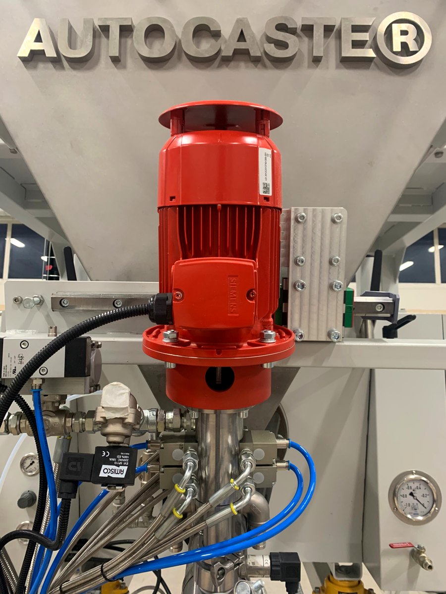 Мотор-редуктор SIEMENS дозирующего насоса под табличкой AUTOCASTER®, манометр вакуума и шланги рядом