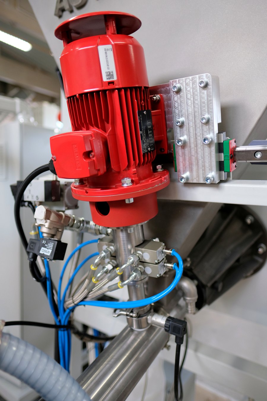 Привод смесительной головки AUTOCASTER крупным планом — мотор SIEMENS на линейной направляющей с пневмоклапанами